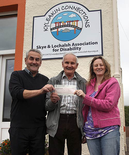 Kyleakin Connections receive donation from Lodge Kyle